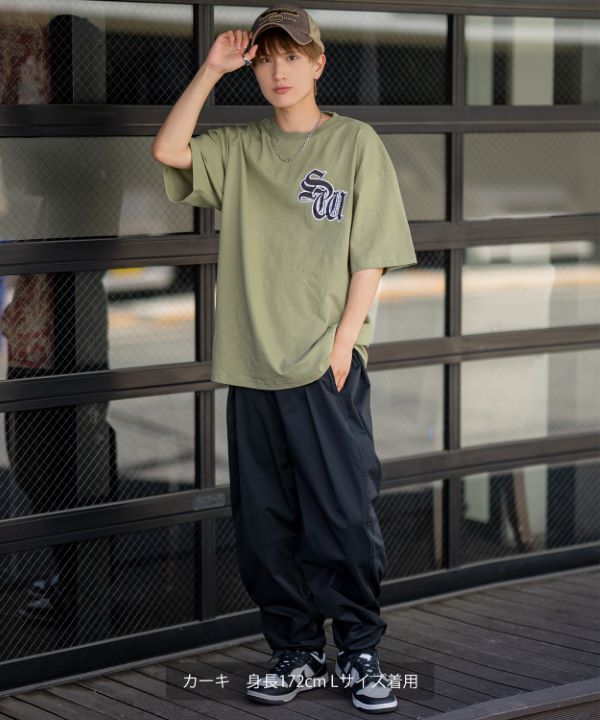 SIDEWAYSTANCE】サテンワッペンブラックレターロゴ半袖Tシャツ