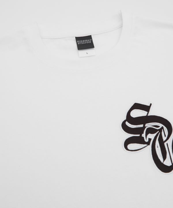 SIDEWAYSTANCE】サテンワッペンブラックレターロゴ半袖Tシャツ